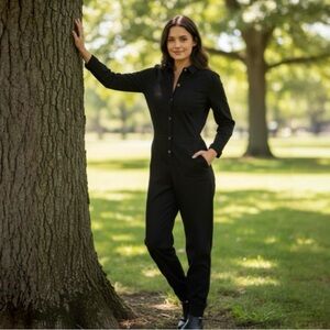 HOLLISTER BLACK LONG SLEEVE UTILITY JUMPSUIT 
SIZE X SMALL